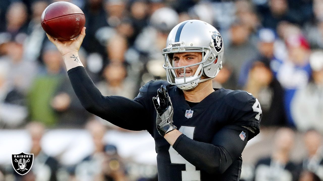 Raiders sign QB Derek Carr to multi-year extension