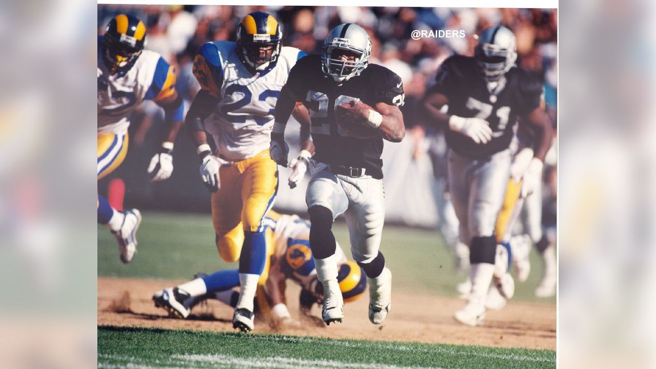 Oakland, California, USA. 28th Sep, 1997. Oakland Raiders vs. St. Louis Rams  at Oakland Alameda County Coliseum Sunday, September 28, 1997. Raiders beat  Rams 35-17. Oakland Raiders defensive back Lorenzo Lynch (43)