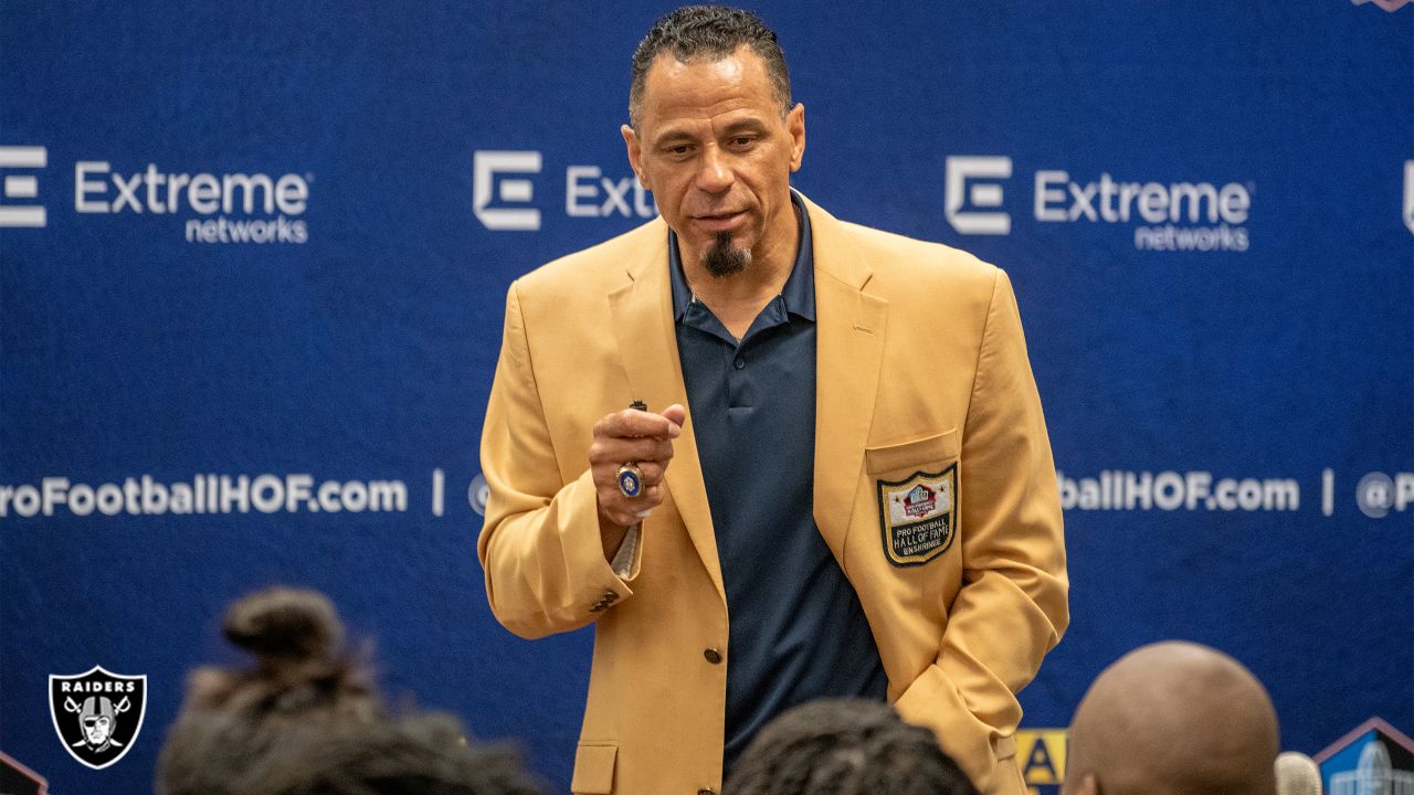 Rod Woodson talks with youth about life and football