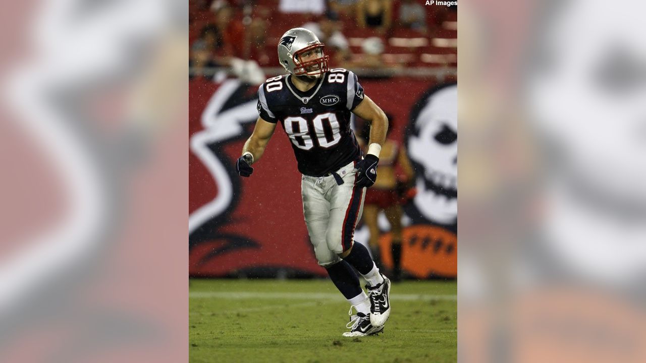 Raiders release tight end Lee Smith, sign several draft picks