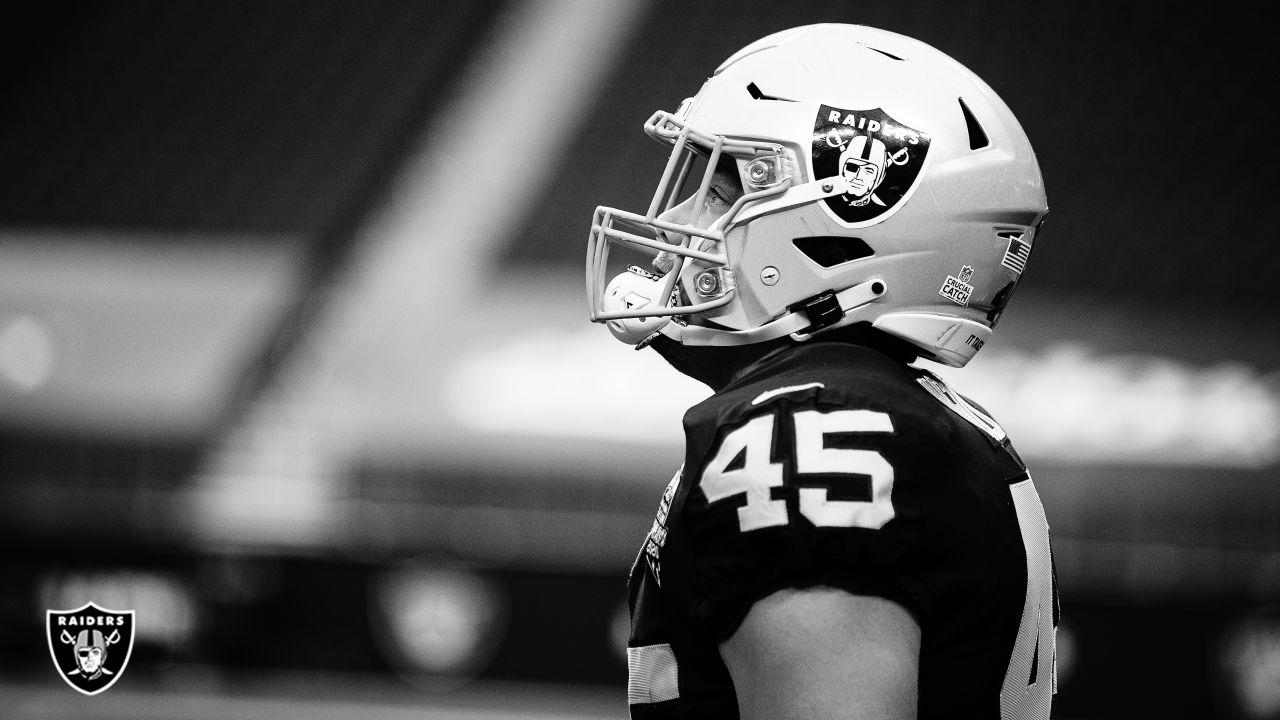 Las Vegas Raiders fullback Alec Ingold warms up against Kansas