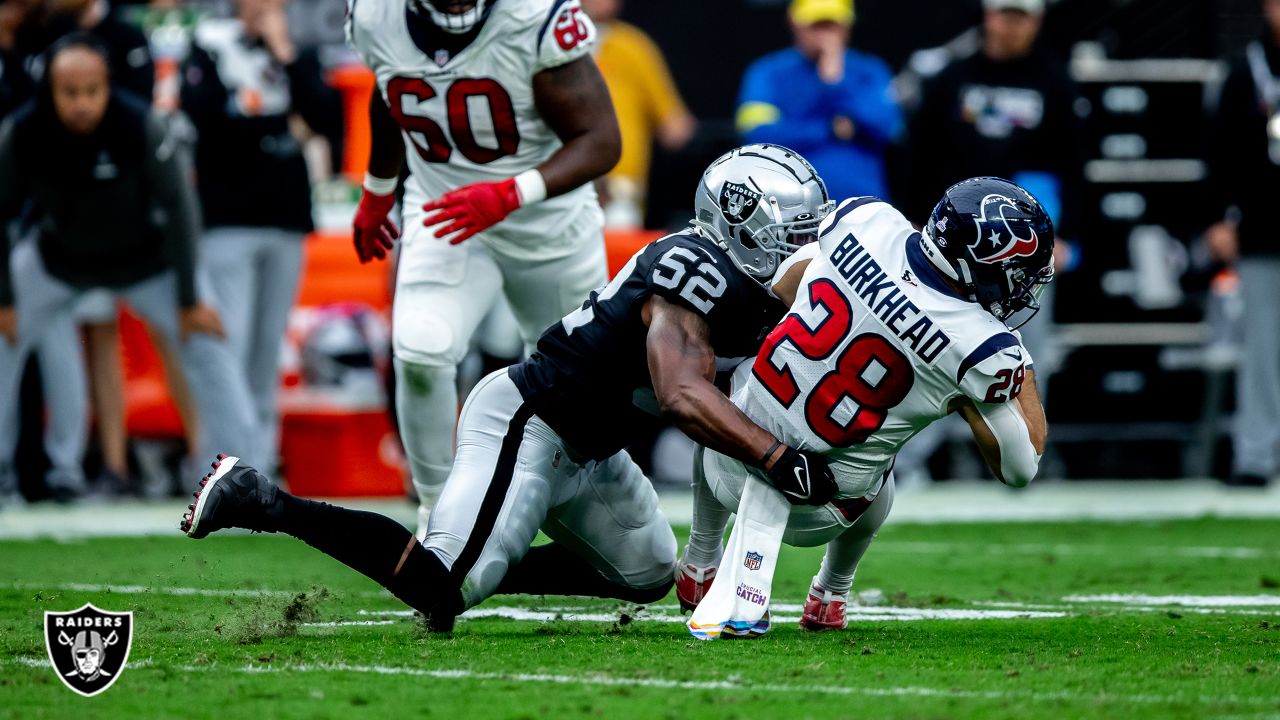 Las Vegas Raiders linebacker Denzel Perryman (52) makes a tackle