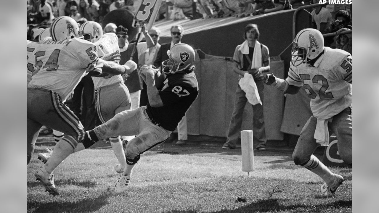 Houston Oilers Earl Campbell in action, rushing vs Oakland Raiders