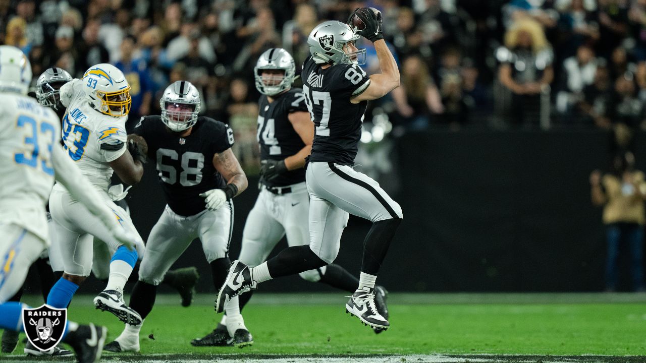 Las Vegas Raiders: Foster Moreau celebrates National Tight End Day in style  (video)