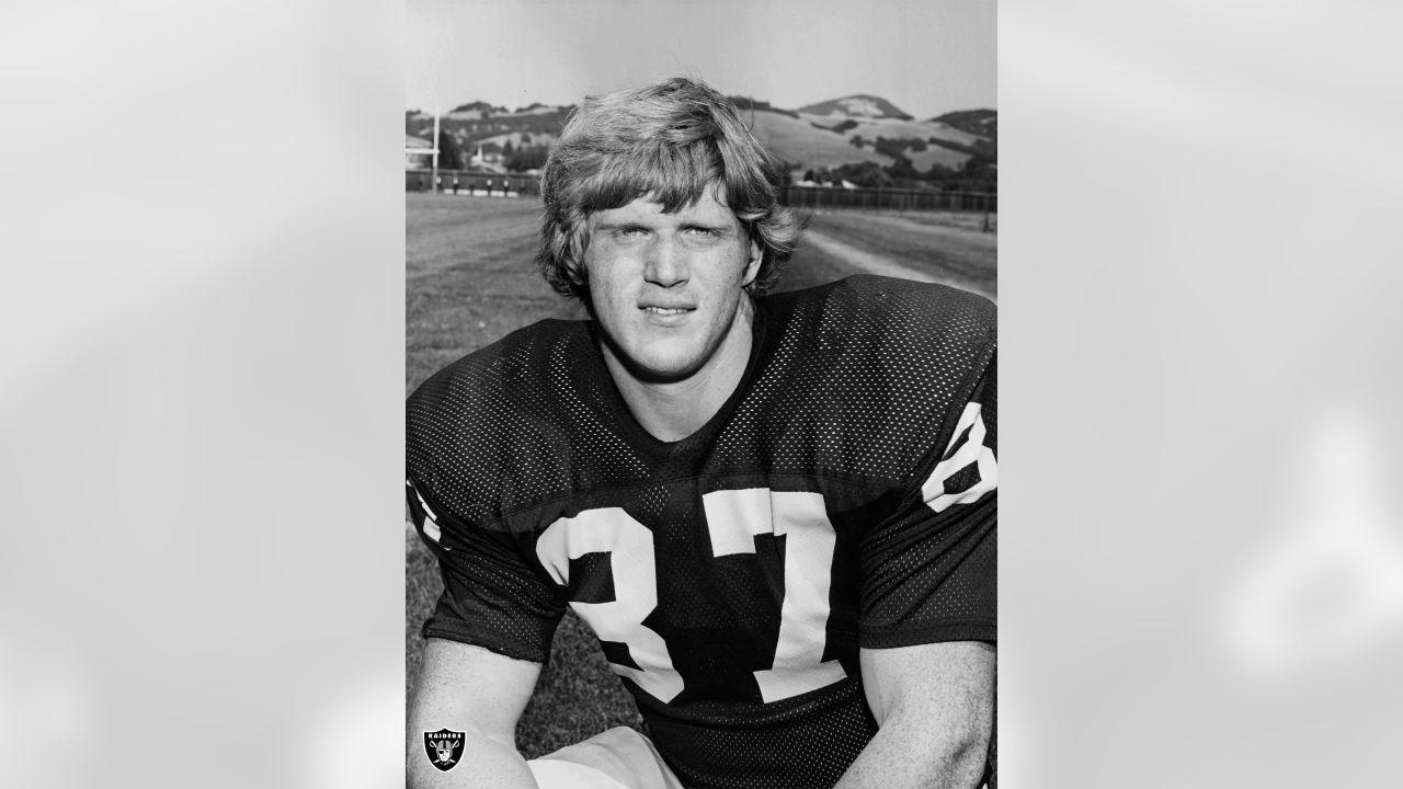 Hall of Fame tight end Dave Casper of the Houston Oilers during a