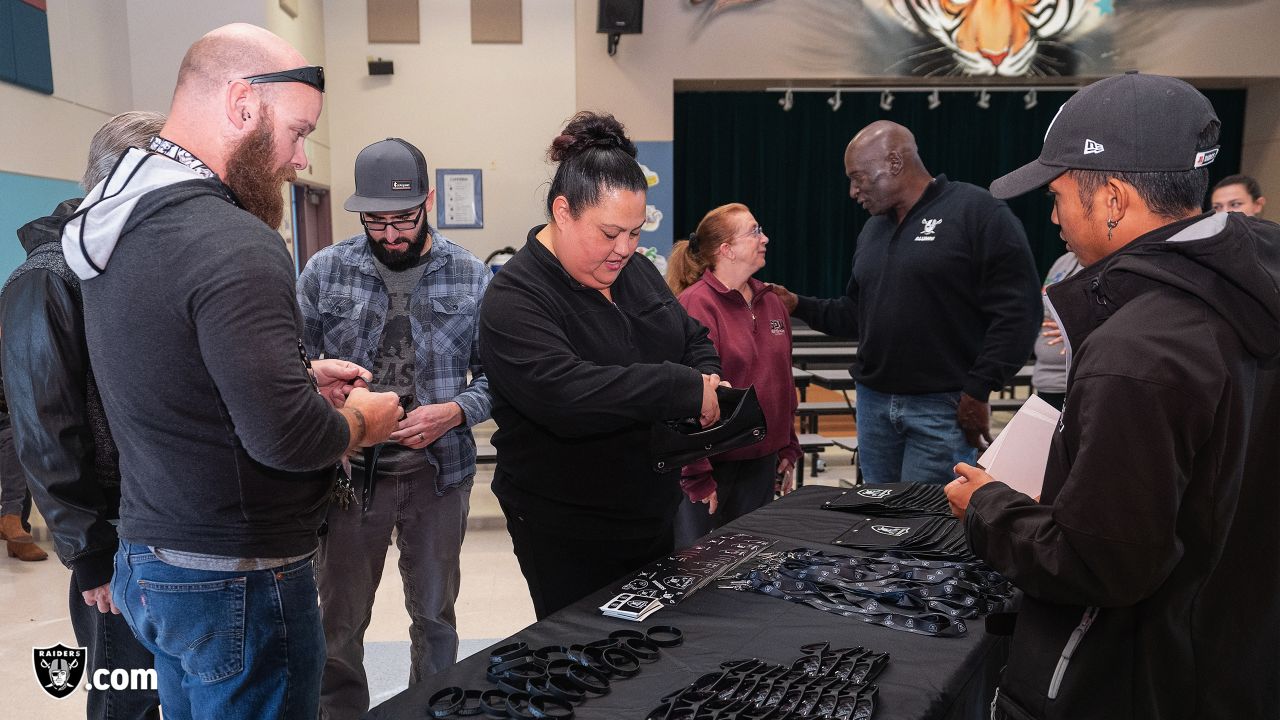 Photos: Raiders partner with Quaker and Three Square to pack Thanksgiving  essentials