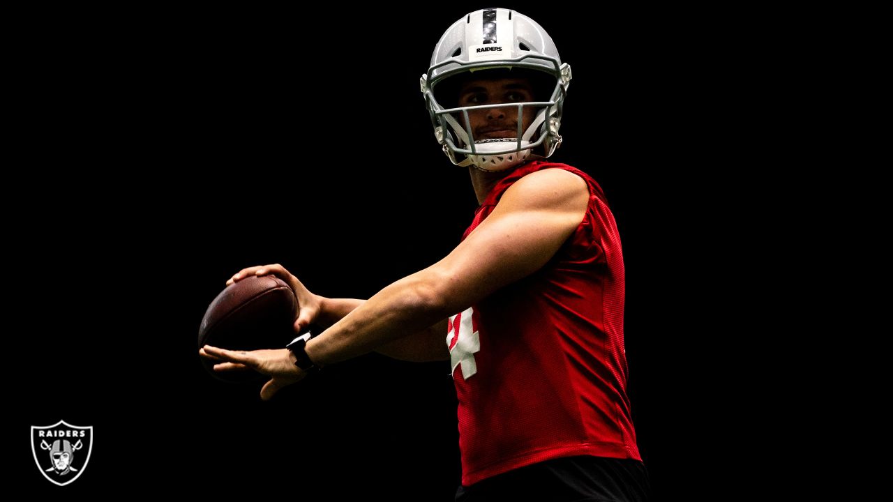 Raiders sign QB Derek Carr to multi-year extension