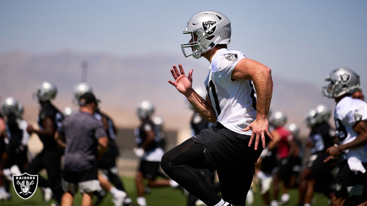 Pittsbugh, United States. 19th Sep, 2021. Las Vegas Raiders tight end  Foster Moreau (87) celebrates his nine yard touchdown with Las Vegas Raiders  tight end Darren Waller (83) during the third quarter