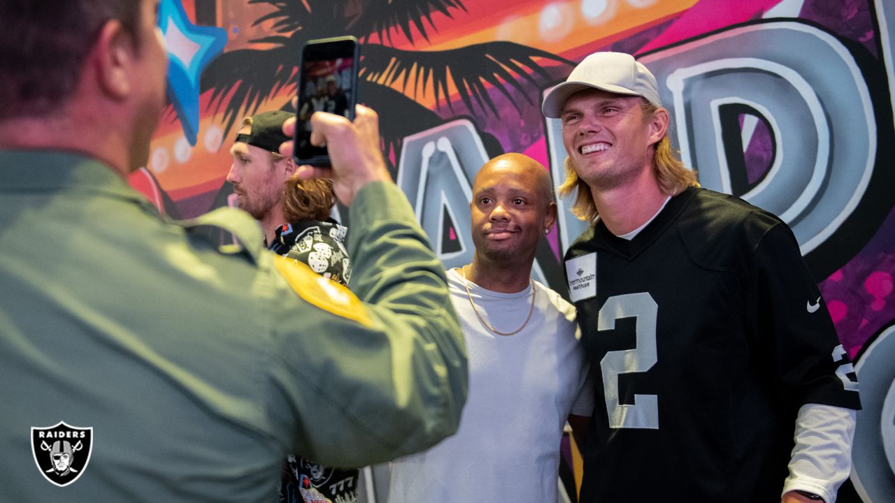 VGK and Raiders serve lunch to first responders