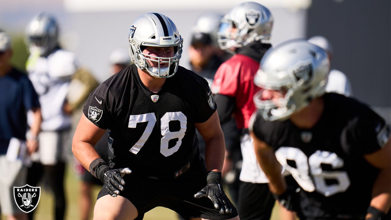 Kolton Miller, Jermaine Eluemunor keep Raiders' offensive line afloat -  Silver And Black Pride