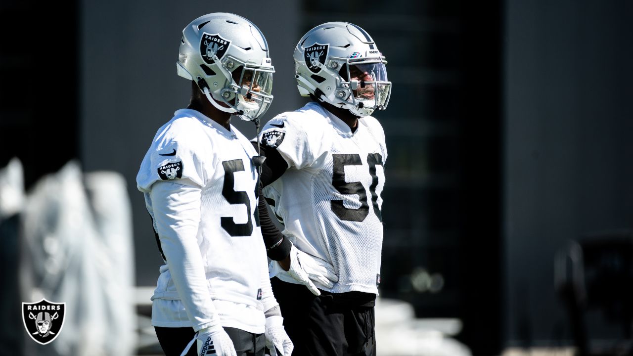 Las Vegas Raiders middle linebacker Raekwon McMillan (54) and Las Vegas  Raiders quarterback Nat …