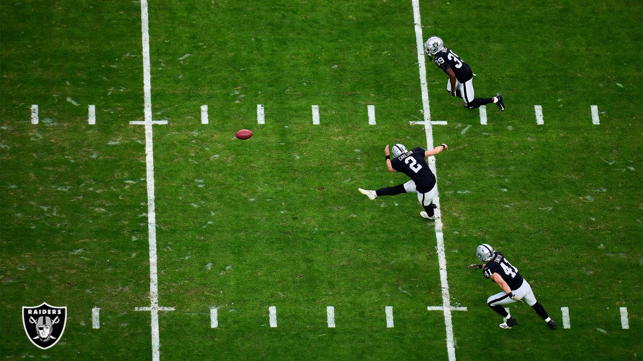 File:Daniel Carlson field goal Raiders-WFT DEC2021.jpg - Wikimedia Commons