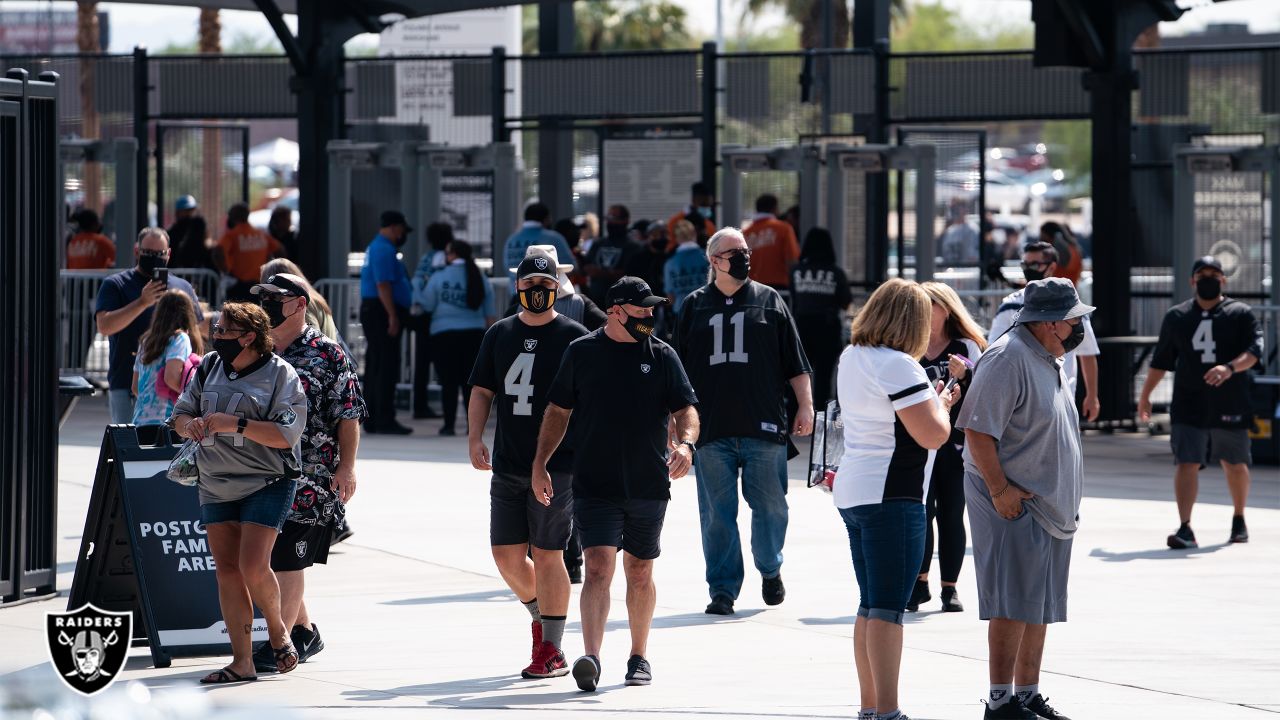 Raiders fans greet team with sea of silver and black — PHOTOS