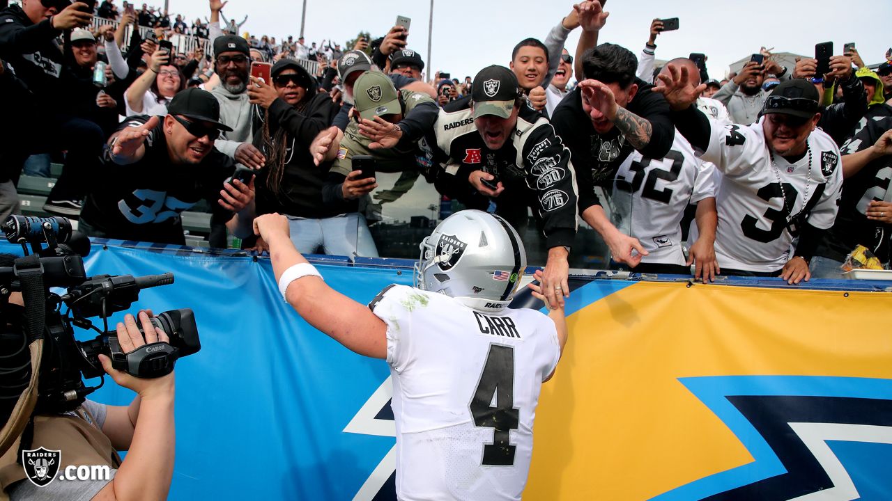 Derek Carr posts footage of desert workouts with his receivers