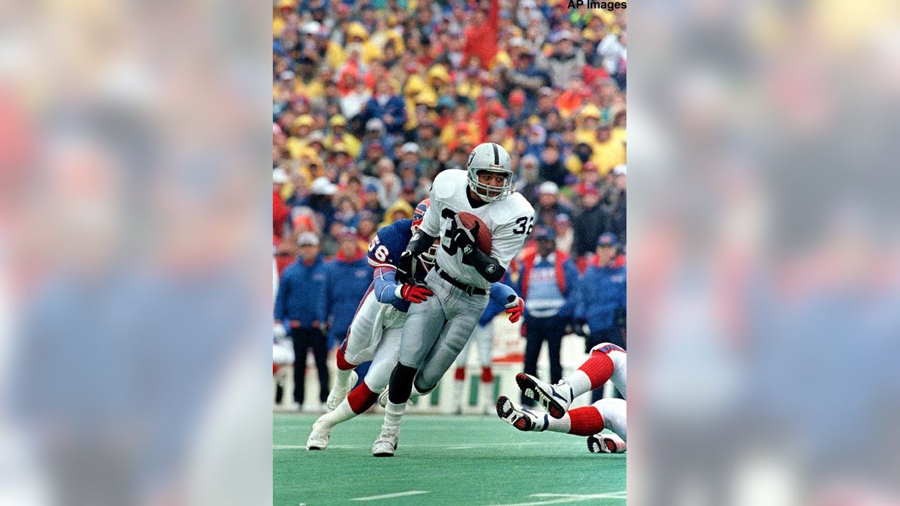 21 September 2008: Buffalo Bills running back Marshawn Lynch runs against  the Oakland Raiders at the