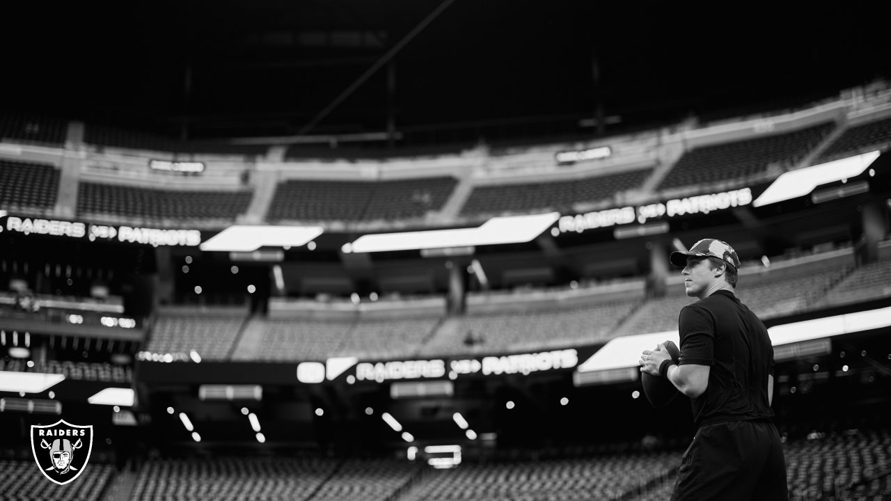 Photograph : Raiders Warm Up Before Game Against Patriots 