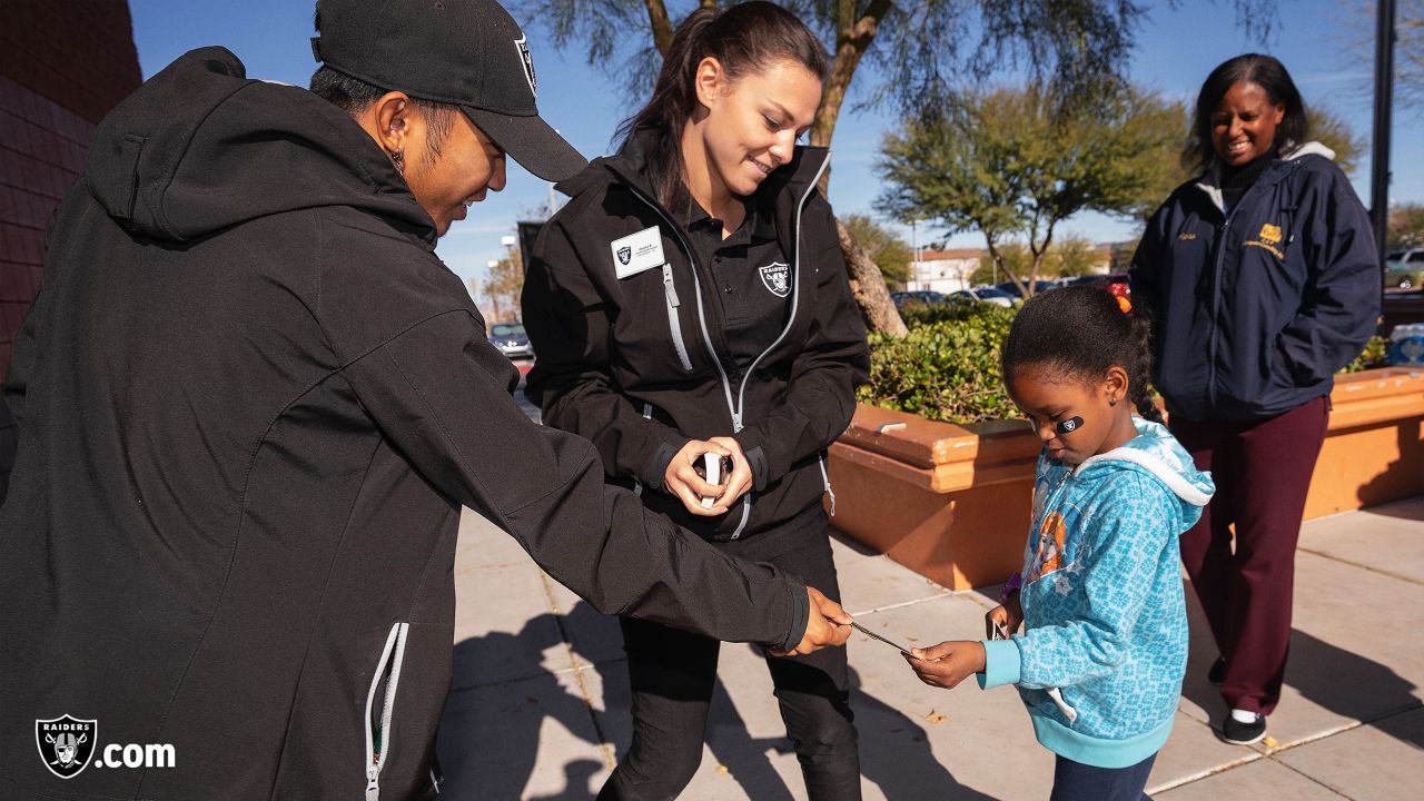 Photos: Raiders partner with Quaker and Three Square to pack Thanksgiving  essentials