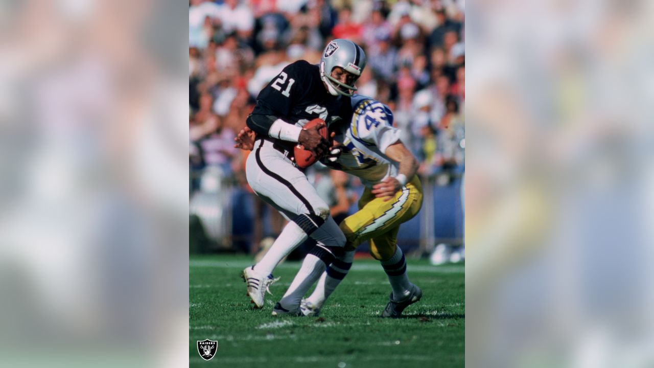 Late Raiders great Cliff Branch races way to Pro Football Hall of