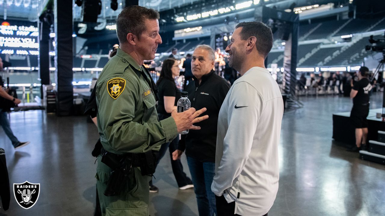 VGK and Raiders serve lunch to first responders