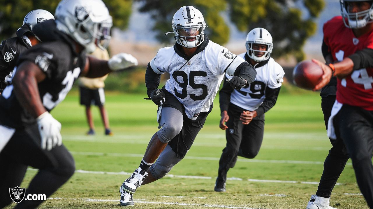 Oakland Raiders defensive end Dion Jordan (95) and defensive end