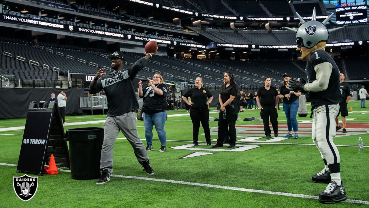 VGK and Raiders serve lunch to first responders