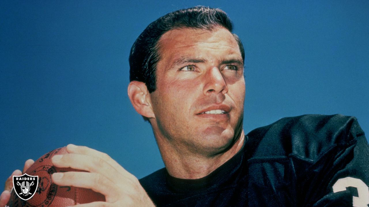 Las Vegas Raiders legend quarterback Daryle Lamonica honored at Las Vegas  draft