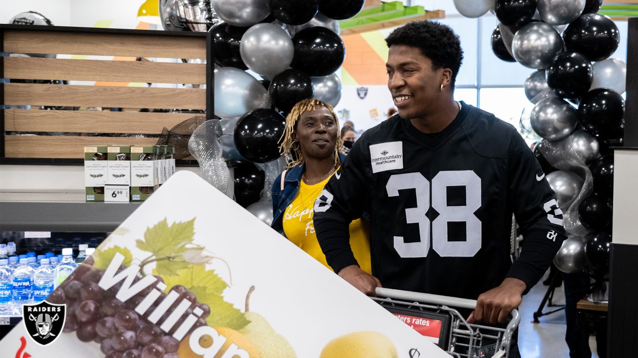 Raiders, Smith's take Las Vegas families on 'Holiday Huddle