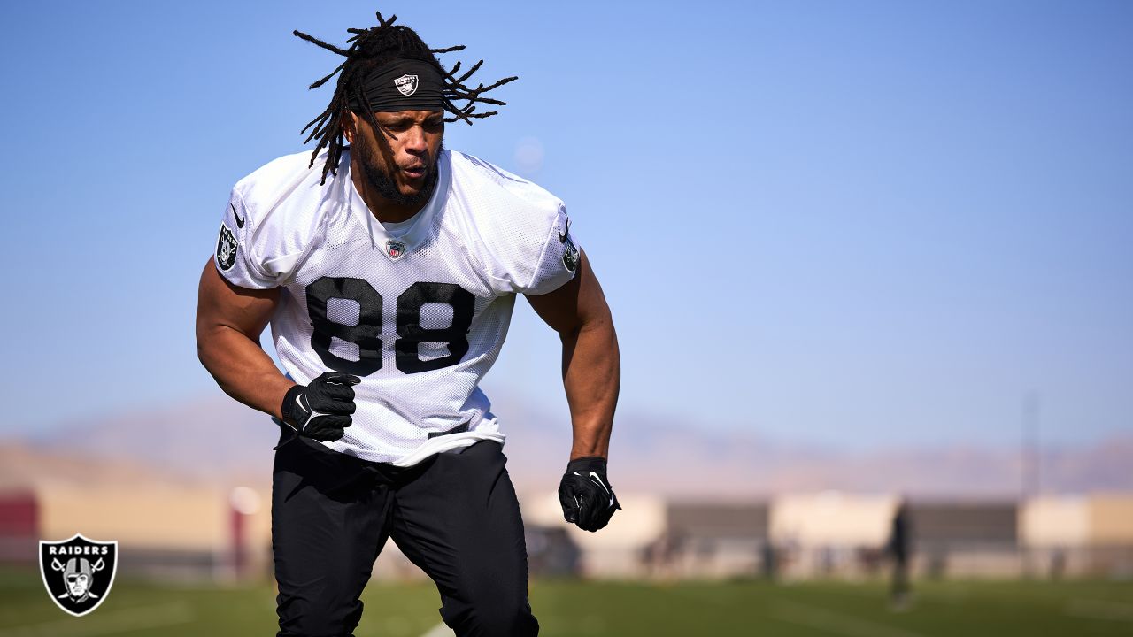 Position Breakdown: Previewing the Raiders tight ends for 2023 in photos