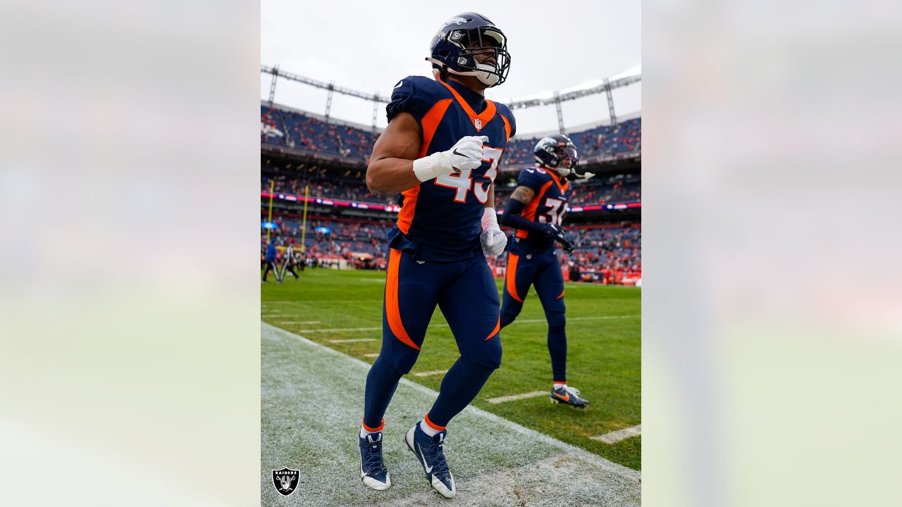 Denver Broncos inside linebacker Micah Kiser (43) runs against the