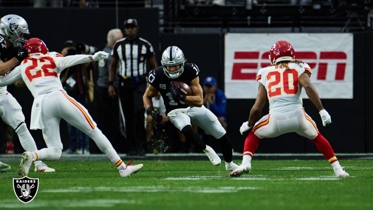 Las Vegas Raiders wide receiver Mack Hollins (10) runs the ball against the  Indianapolis Colts during an NFL football game, Sunday, Nov. 13, 2022, in Las  Vegas. (AP Photo/Matt York Stock Photo - Alamy