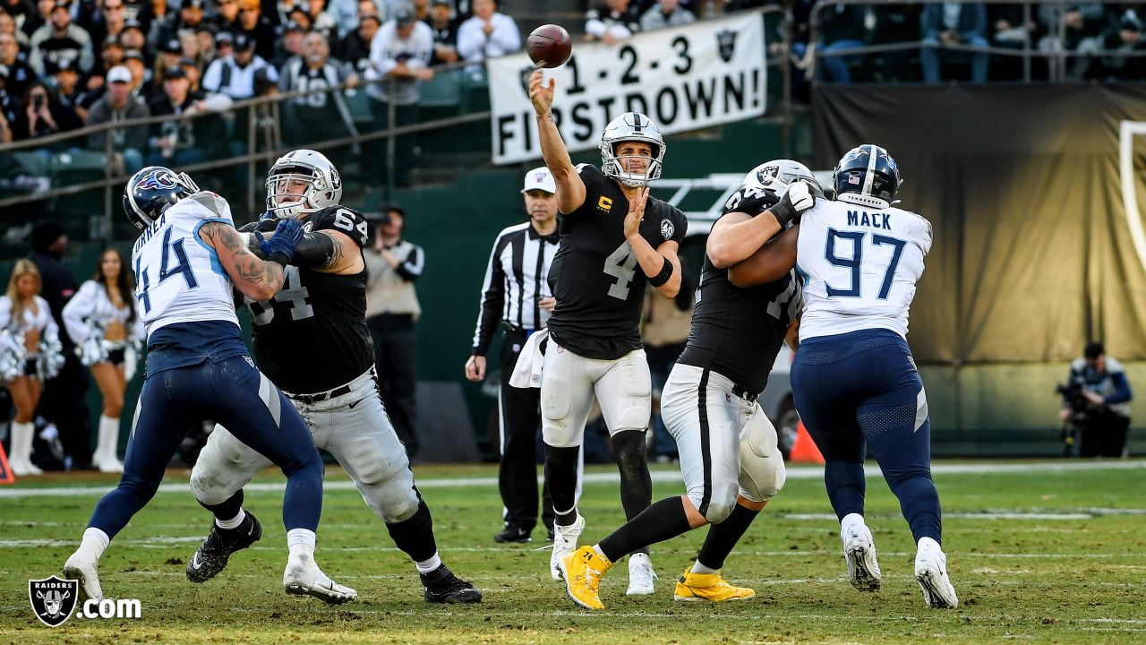 Derek Carr posts footage of desert workouts with his receivers