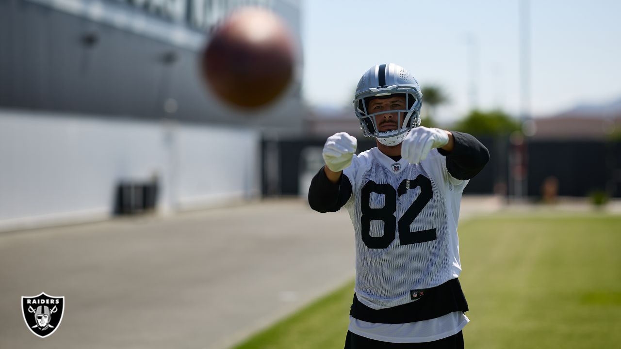 Position Breakdown: Previewing the Raiders tight ends for 2023 in photos