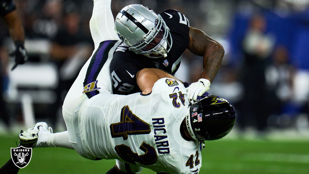 Las Vegas Raiders linebacker Denzel Perryman (52) makes a tackle