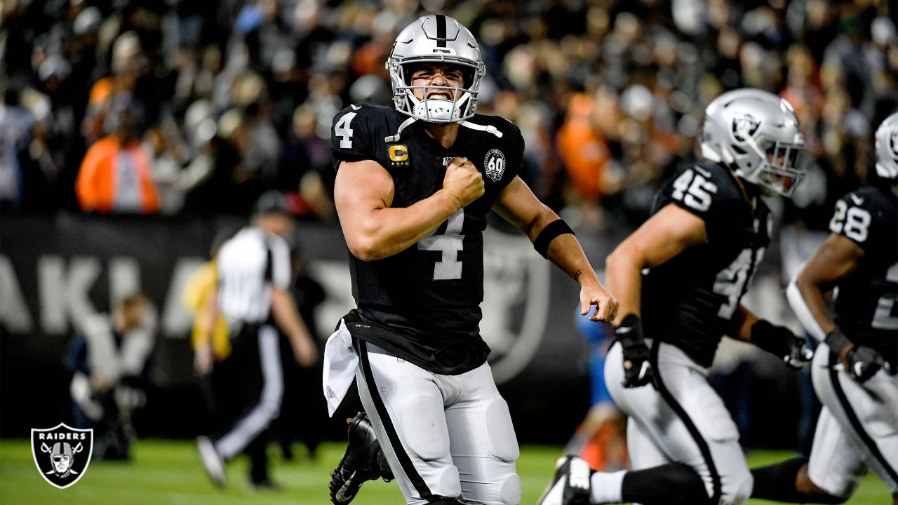 Raiders sign QB Derek Carr to multi-year extension