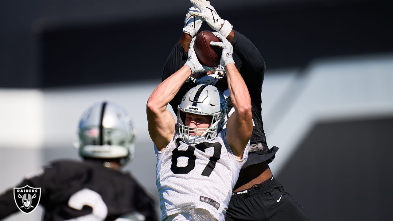 Las Vegas Raiders tight end Foster Moreau (87) warms up before an