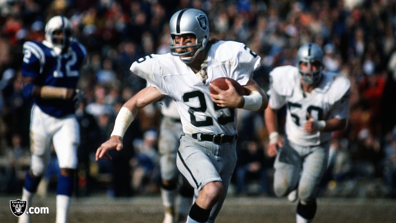 FILE - Oakland Raiders wide receiver Fred Biletnikoff (25) runs