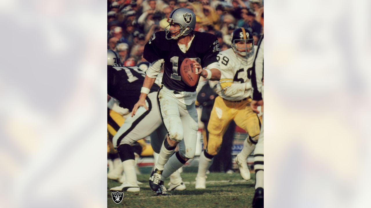 Pittsburgh Steelers Dwight White (78) helps Oakland Raiders quarterback Ken  Stabler (12) after a play in the AFC Championship game at Pittsburgh, Jan.  4, 1976. Steelers won 16-10. (AP Photo Stock Photo - Alamy