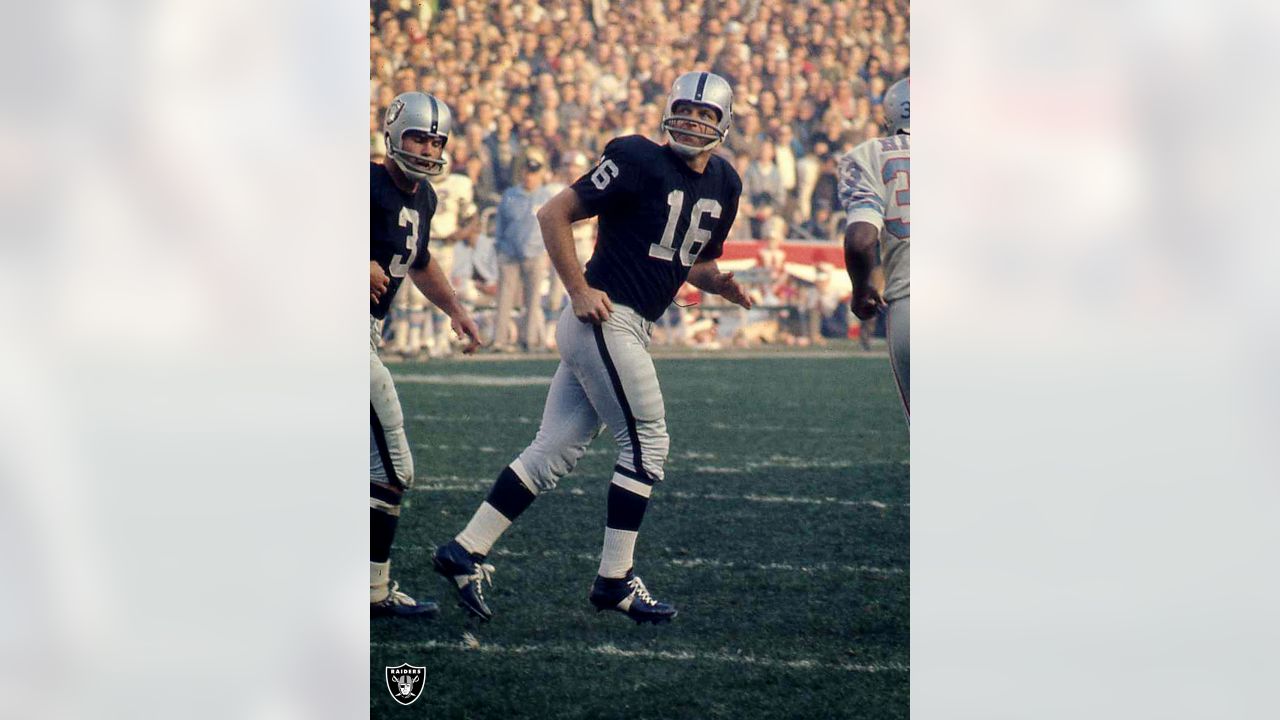 CIRCA 1970's: Quarterback/Kicker George Blanda of the Oakland Raiders  News Photo - Getty Images