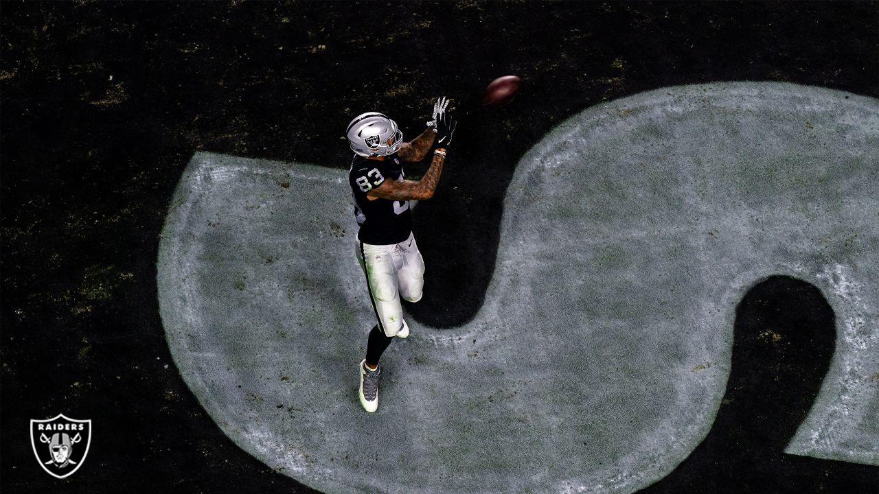 Las Vegas Raiders tight end Darren Waller #83 lines up against the New  Orleans Saints during an NFL football game, Monday, Sept. 21, 2020, in Las  Vegas. (AP Photo/Jeff Bottari Stock Photo - Alamy