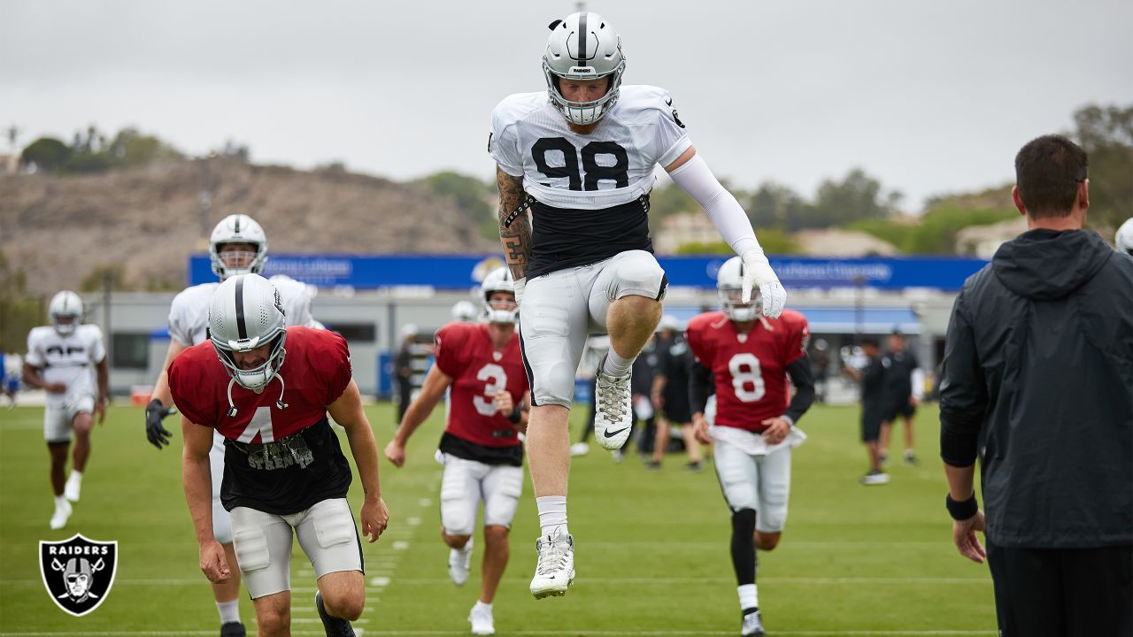 Saturday, November 6, 2022; Jacksonville, FL USA; Las Vegas Raiders  defensive end Maxx Crosby (98) on the line of scrimmage during an NFL game  agains Stock Photo - Alamy