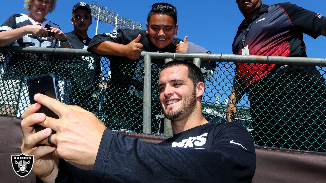 Oakland Raiders QB Derek Carr rescues stranded driver, reveals  post-football plans