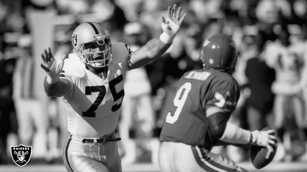 Hall of Fame defensive end Howie Long of the Los Angeles Raiders News  Photo - Getty Images