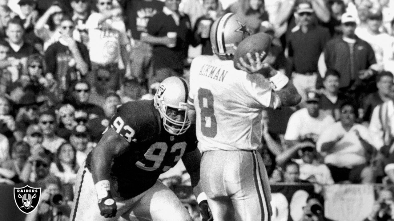 Oakland, California, USA. 19th Nov, 1995. Oakland Raiders vs. Dallas  Cowboys at Oakland Alameda County Coliseum Sunday, November 19, 1995.  Cowboys beat Raiders 34-21. Oakland Raiders linebacker Greg Biekert Credit:  Al Golub/ZUMA