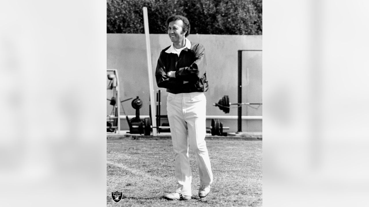 Tom Flores Signed Raiders Coach 8×10 Photo – Schwartz Sports