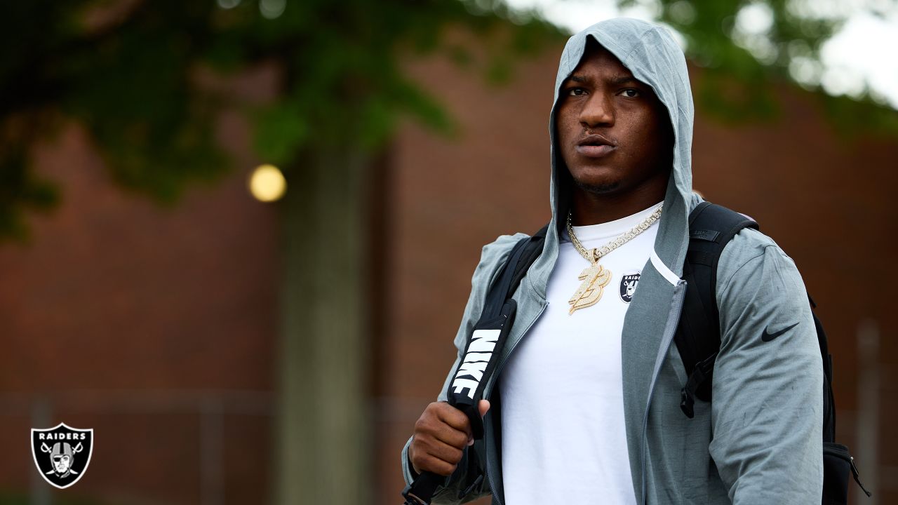 Running back Zamir White of the Las Vegas Raiders warms up before a News  Photo - Getty Images