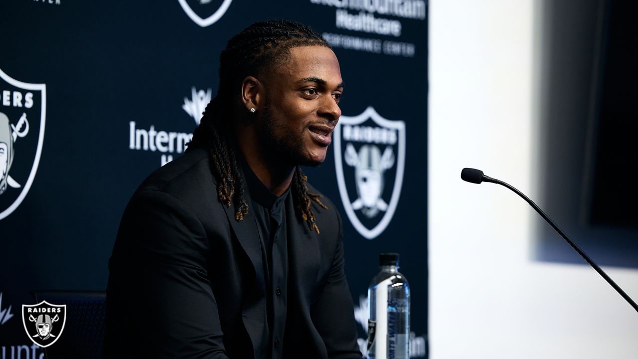 Las Vegas Raiders wide receiver Davante Adams warms up prior to an NFL  football game against the Indianapolis Colts, Sunday, Nov. 13, 2022, in Las  Vegas. (AP Photo/Matt York Stock Photo - Alamy