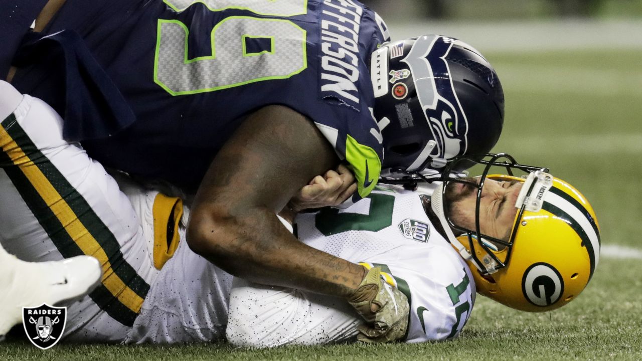 Raiders' Quinton Jefferson appears to pick up scissors on field before snap