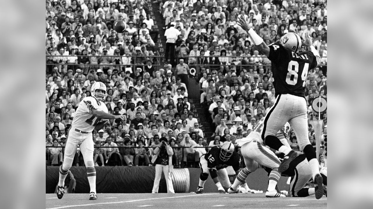 Oakland, California, USA. 1st Dec, 1996. Oakland Raiders vs. Miami Dolphins  at Oakland Alameda County Coliseum Sunday, December 1, 1996. Raiders beat  Dolphins 17-7. Miami Dolphins quarterback Dan Marino Credit: Al Golub/ZUMA