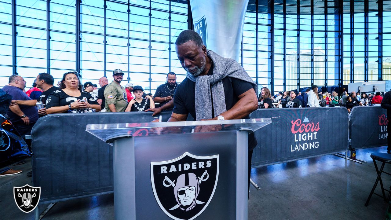 Carl Weathers lights the torch as Raiders light up Texans