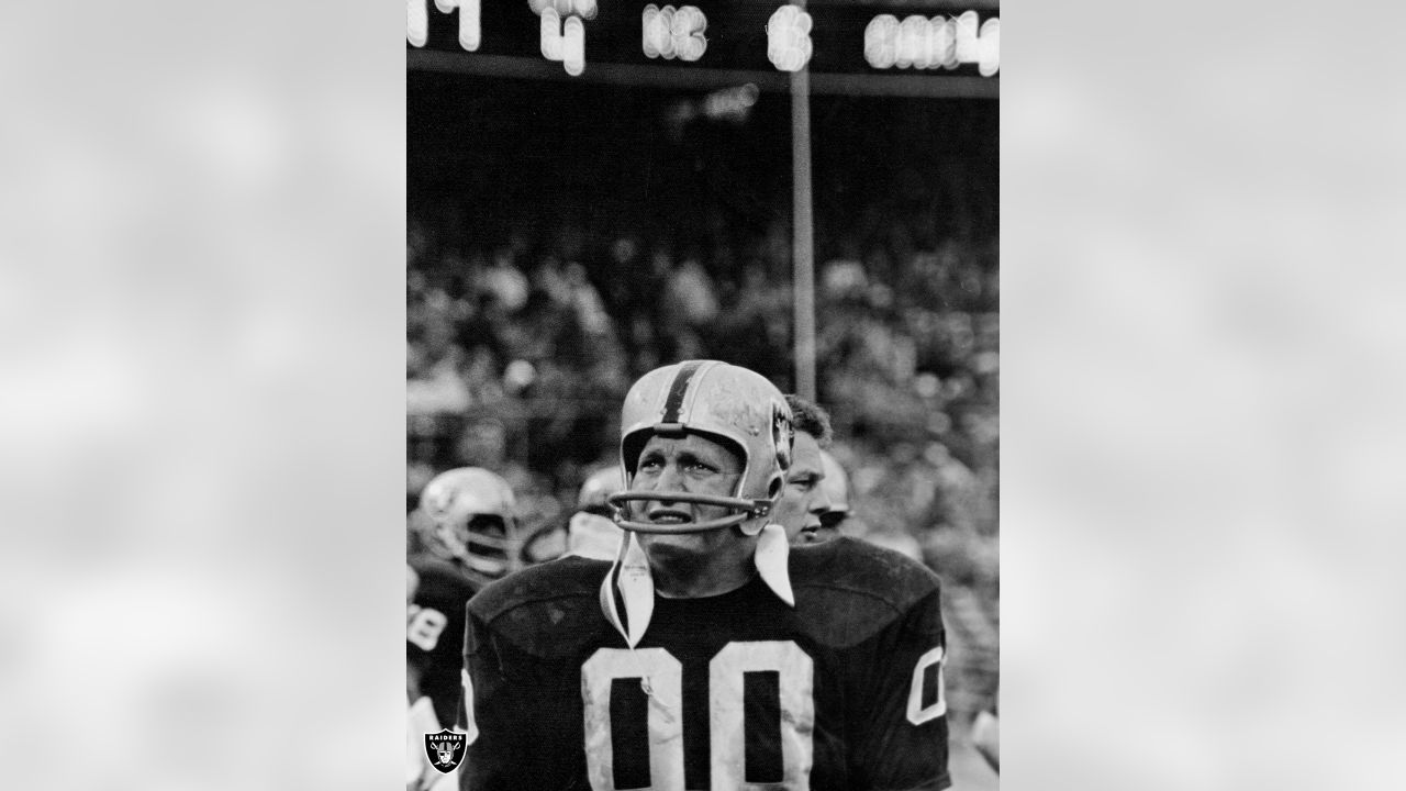 Oakland Raiders Homeport - HAPPY THROWBACK THURSDAY RAIDER NATION HERES A  LIL OLD SCHOOL RAIDER LEGEND AND HALL OF FAMER THE DOUBLE 00 JIM OTTO.  AFTER THE NATIONAL FOOTBALL LEAGUE TEAMS SHOWED